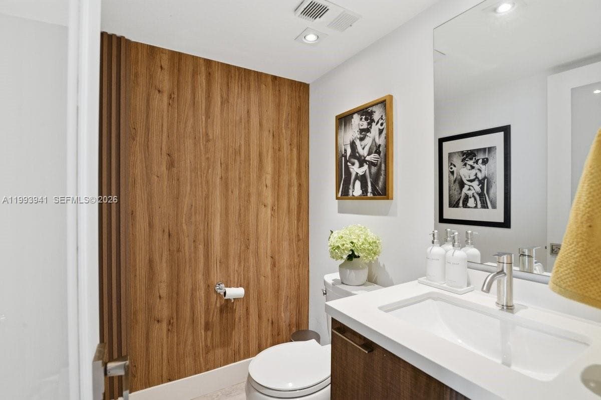 600 36th St 1708 photo 15