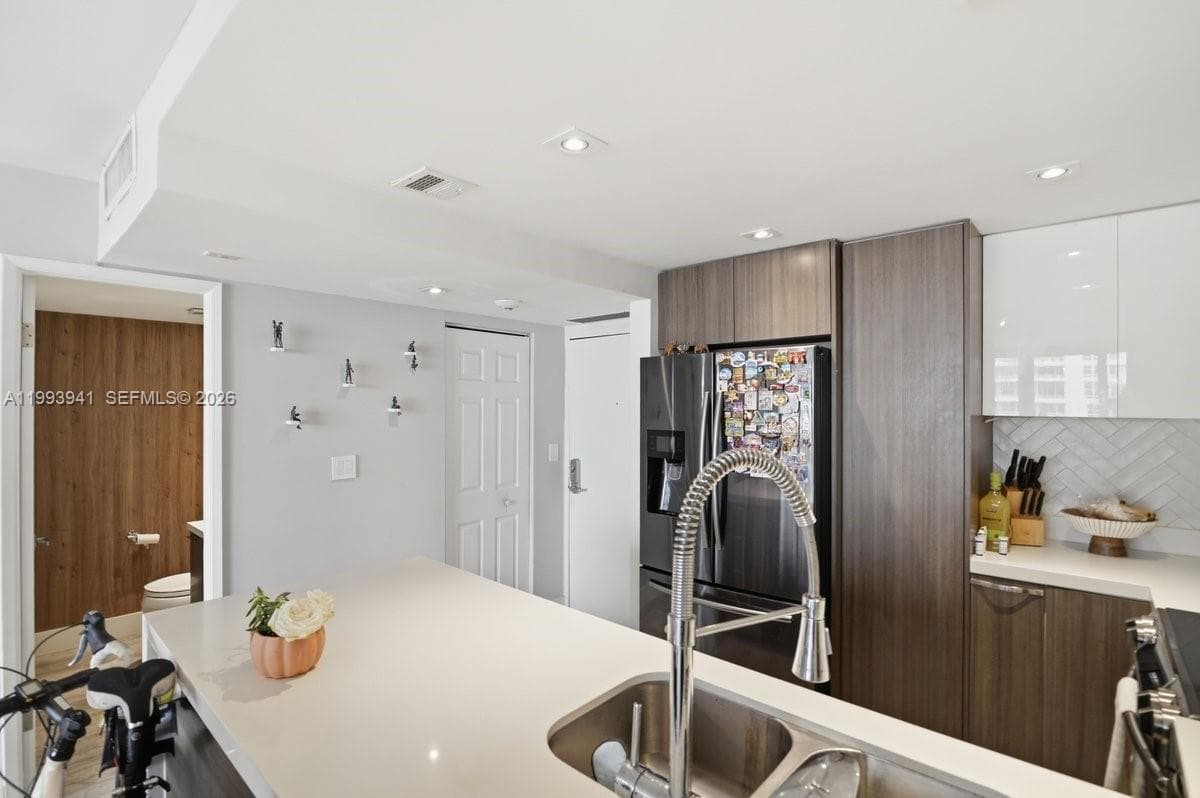 600 36th St 1708 photo 11