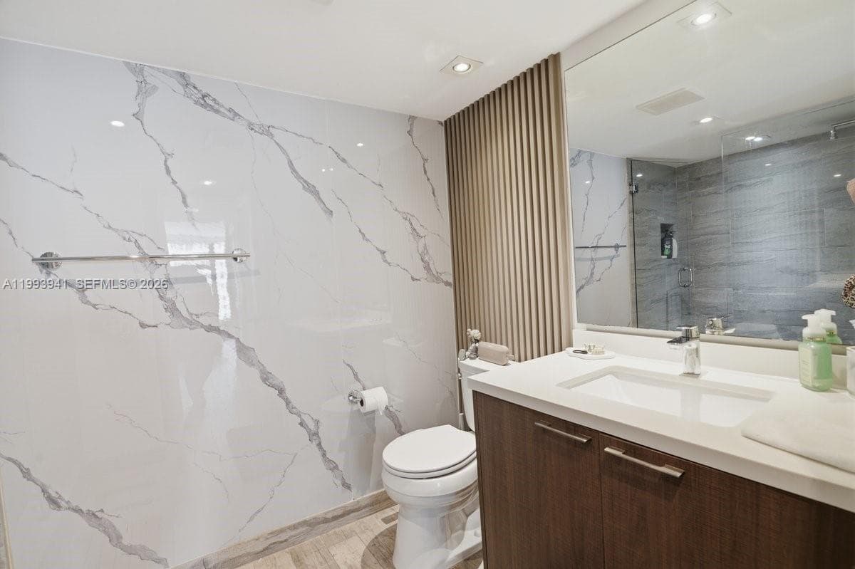 600 36th St 1708 photo 19