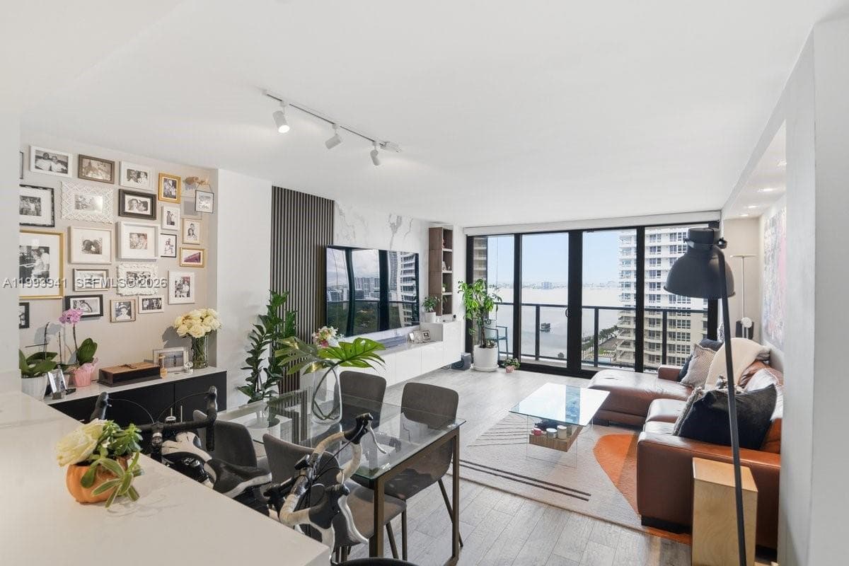 600 36th St 1708 photo 4