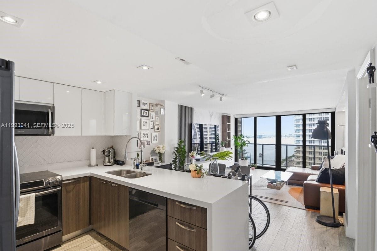 600 36th St 1708 photo 8