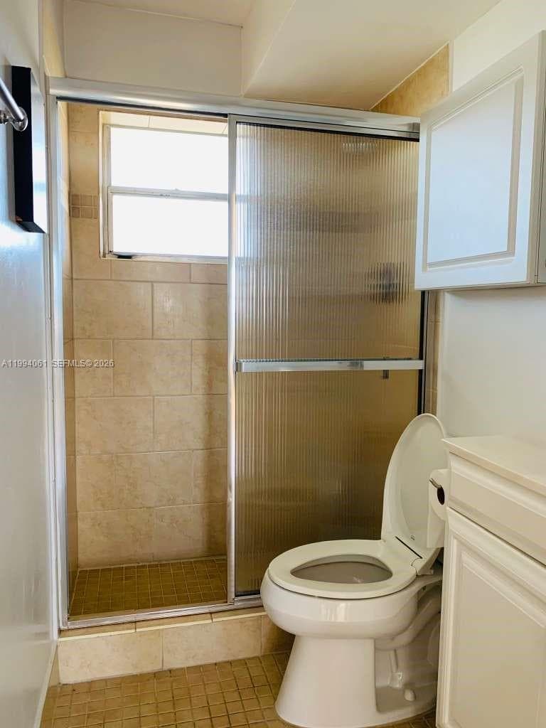 220 Kings Point Dr 509 photo 18