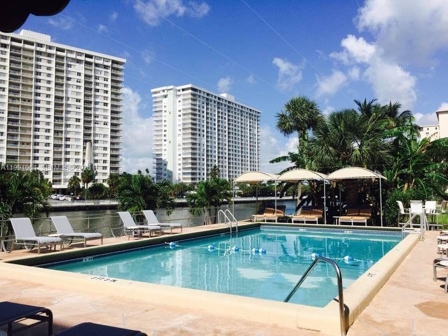 220 Kings Point Dr 509 photo 19