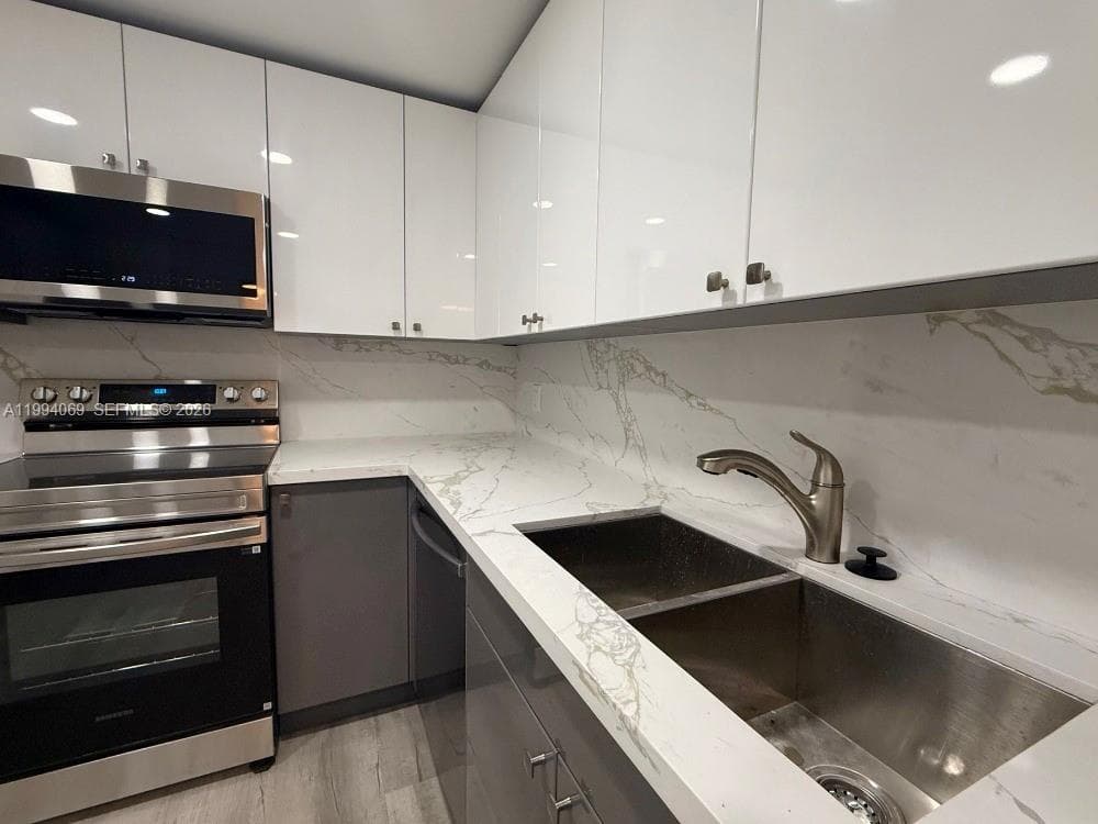 1890 Ocean Dr 1807 photo 10