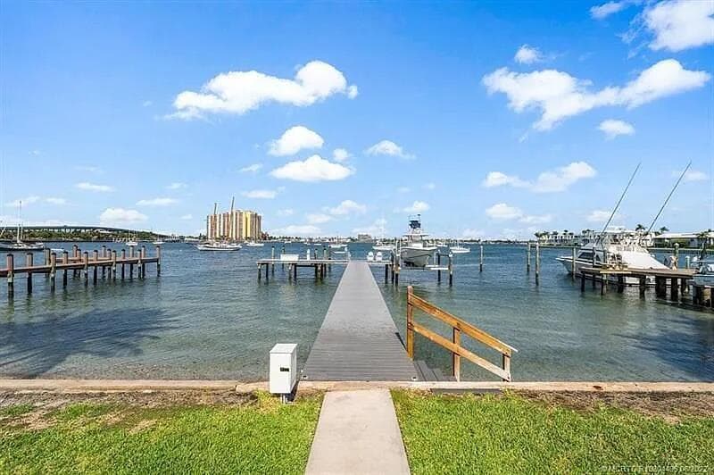 2941 Lake Drive photo 2