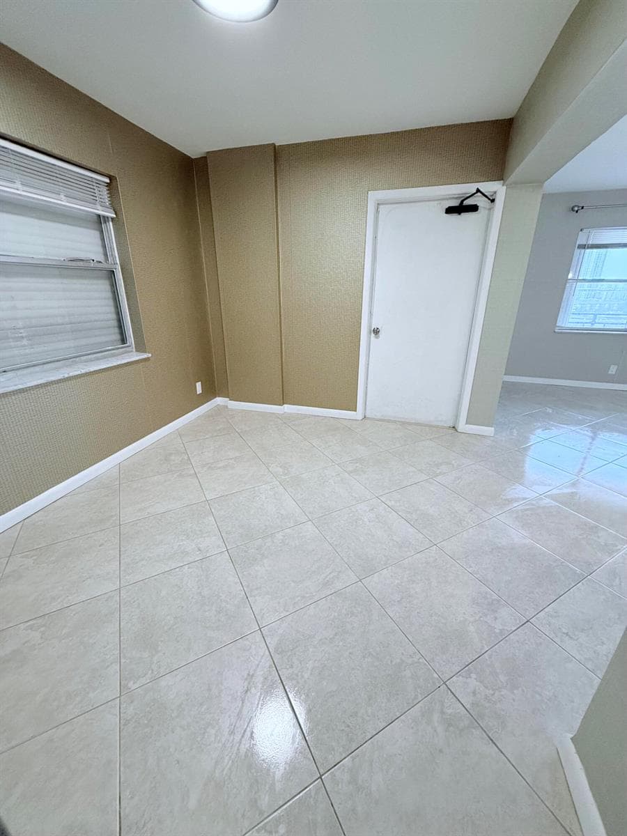 401 Golden Isles Drive 913 photo 13