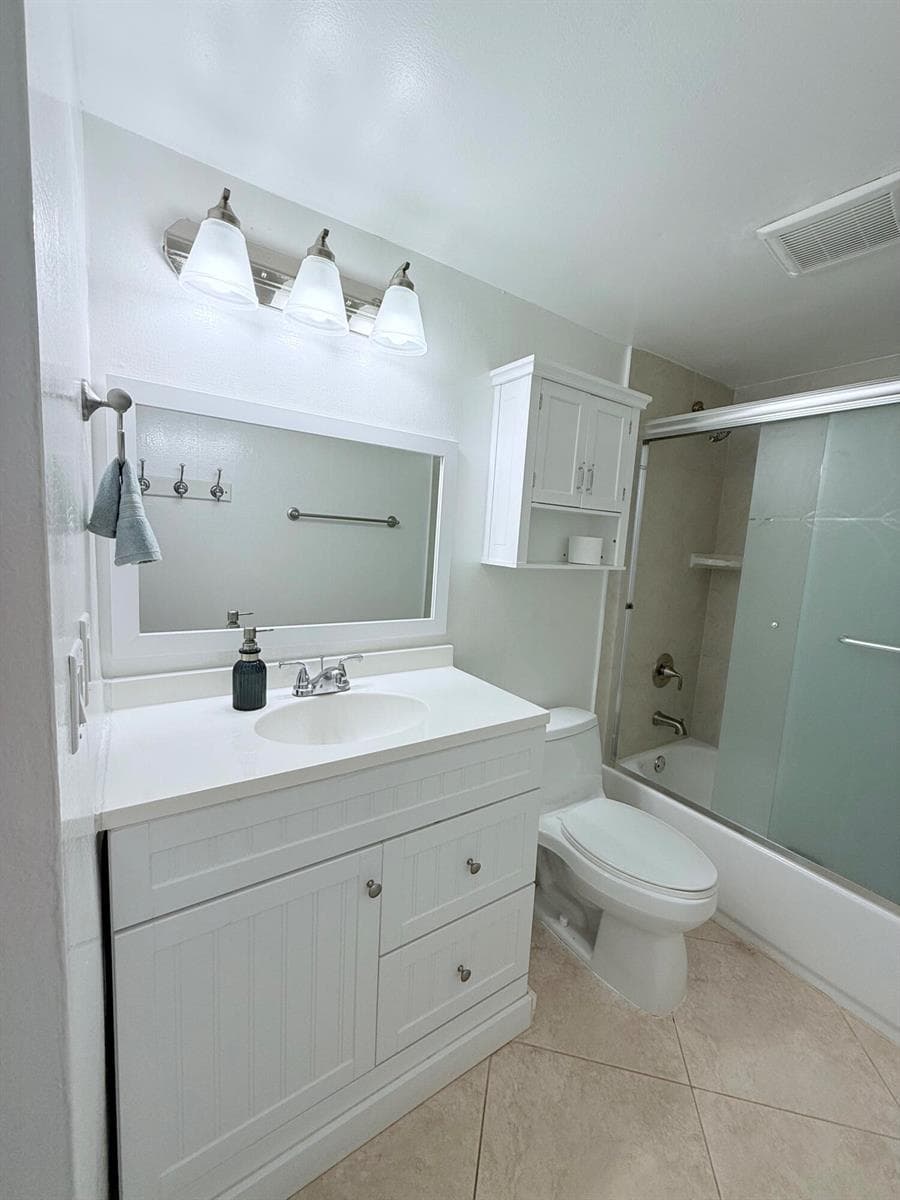 401 Golden Isles Drive 913 photo 17