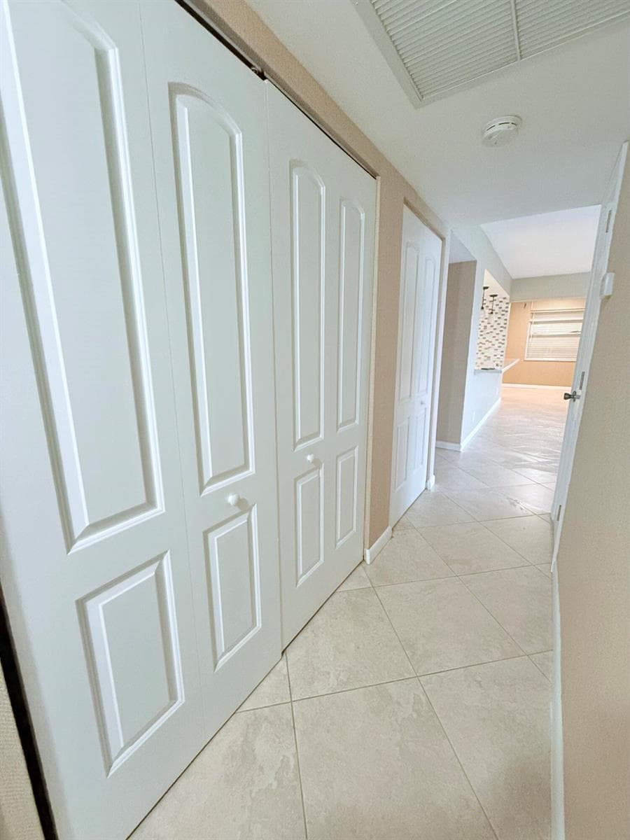 401 Golden Isles Drive 913 photo 16