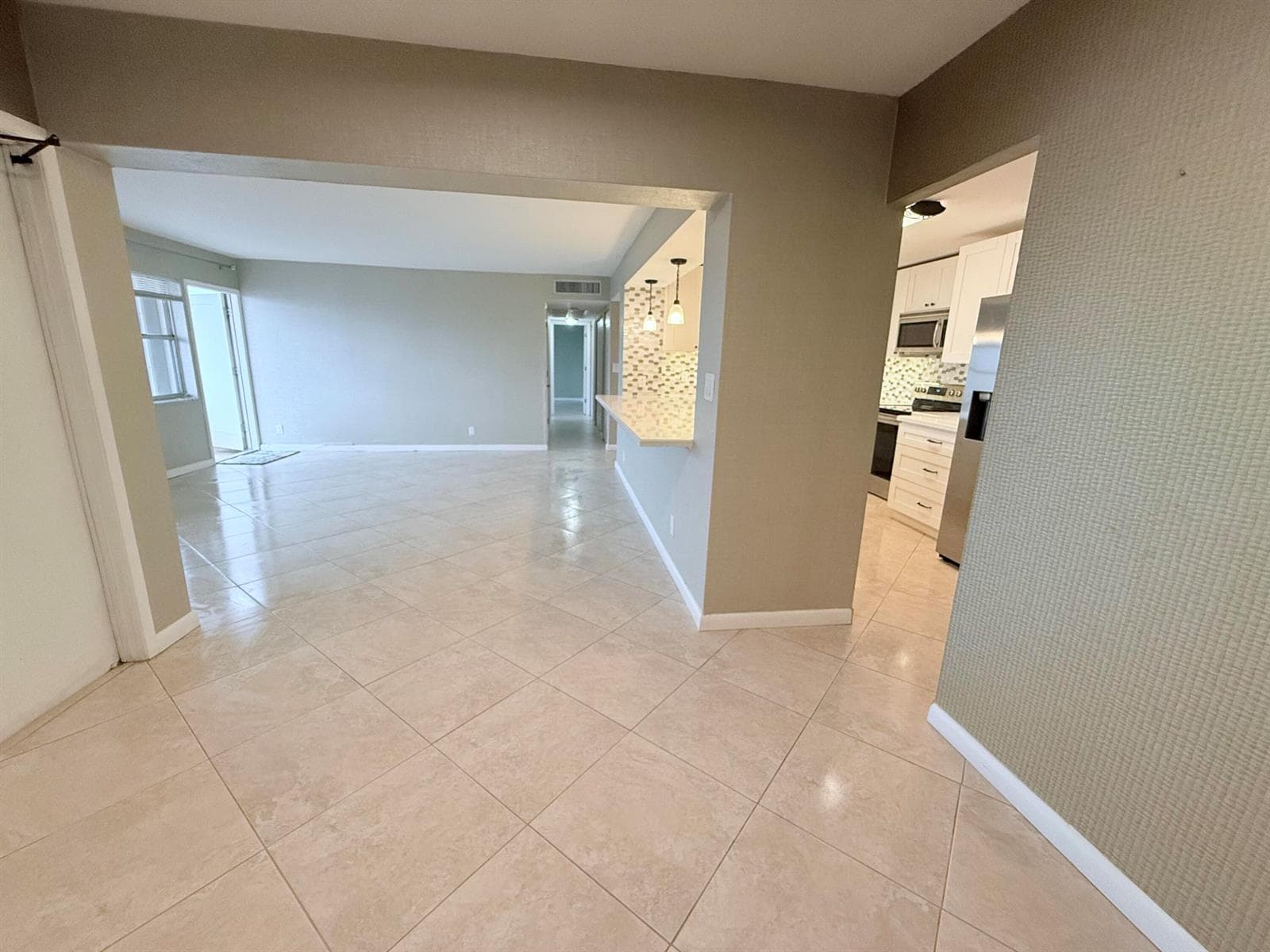 401 Golden Isles Drive 913 photo 12