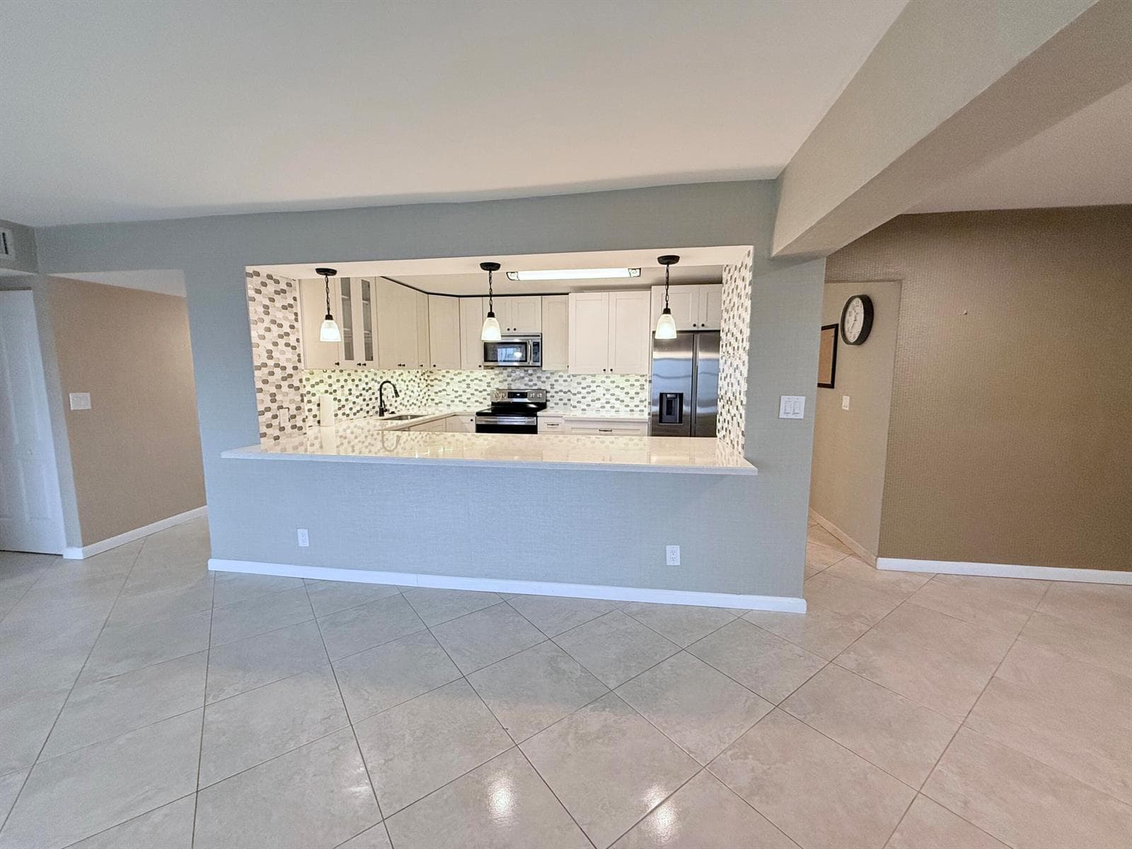 401 Golden Isles Drive 913 photo 5