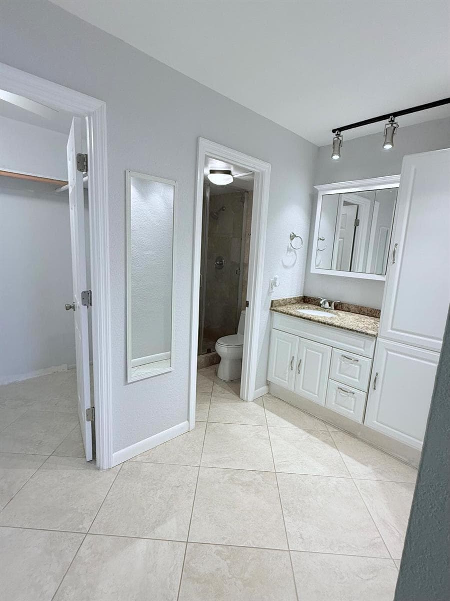 401 Golden Isles Drive 913 photo 20