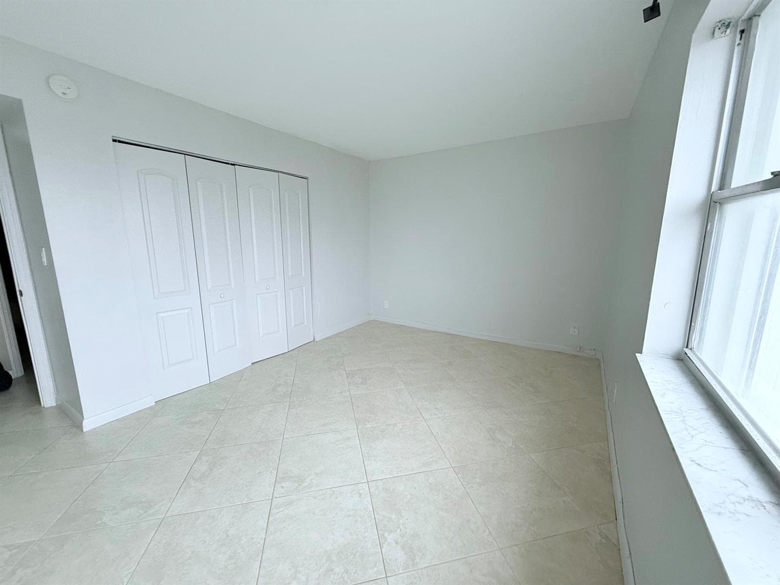 401 Golden Isles Drive 913 photo 18