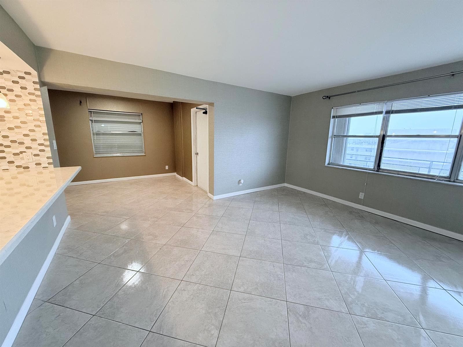 401 Golden Isles Drive 913 photo 11