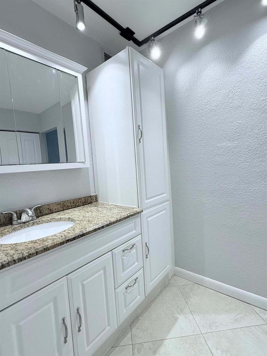 401 Golden Isles Drive 913 photo 19