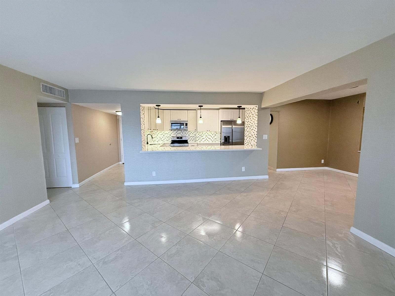 401 Golden Isles Drive 913 photo 8