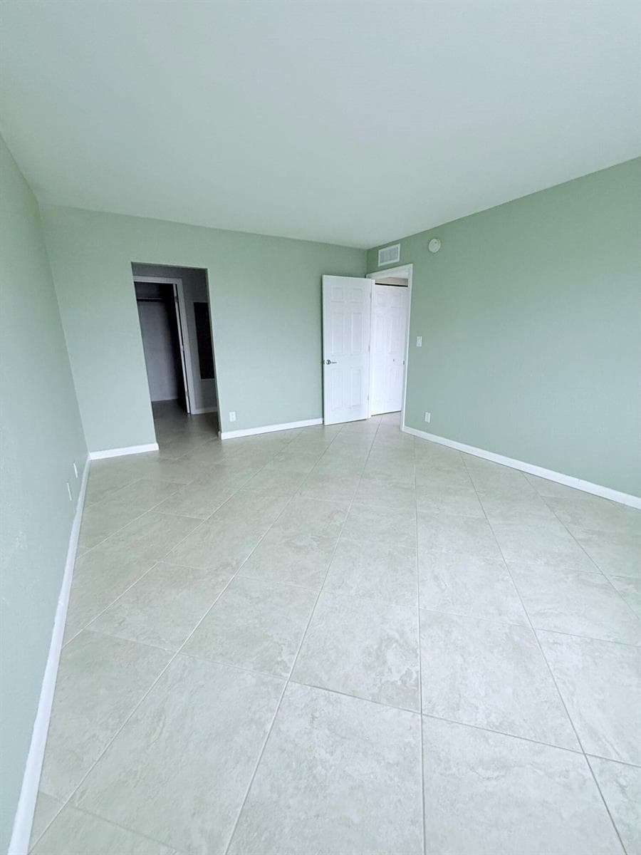 401 Golden Isles Drive 913 photo 21