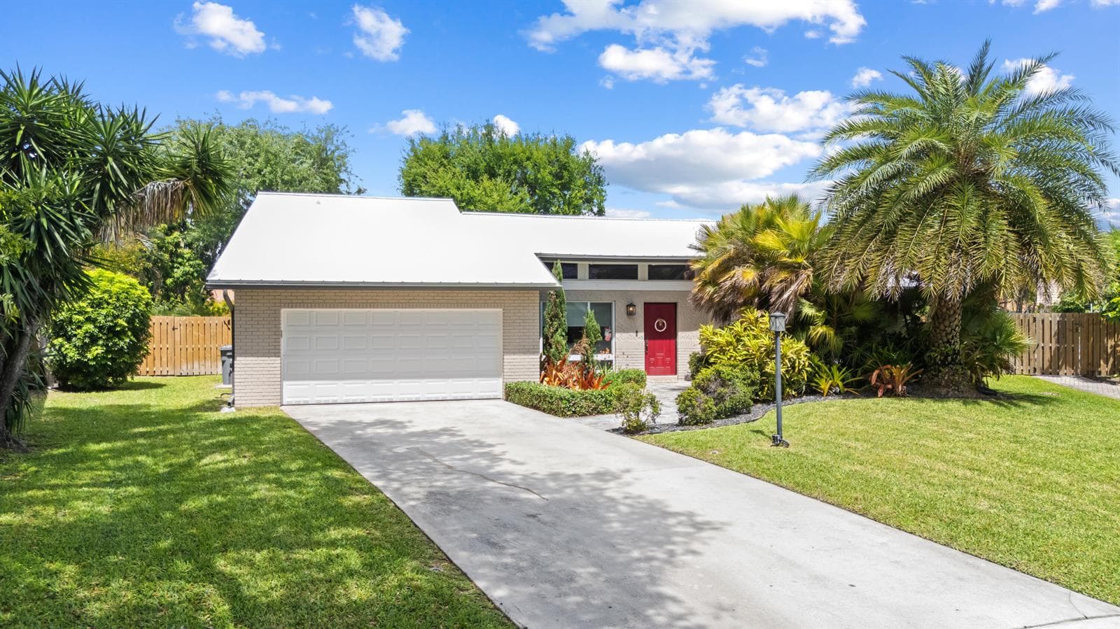 21521 E Hollandaire Dr Drive E photo 1