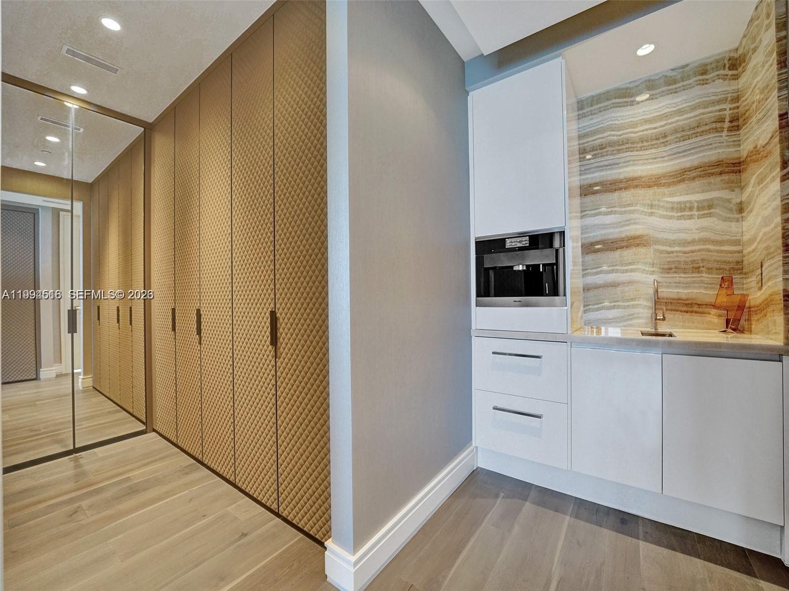 17901 COLLINS 2301 photo 10