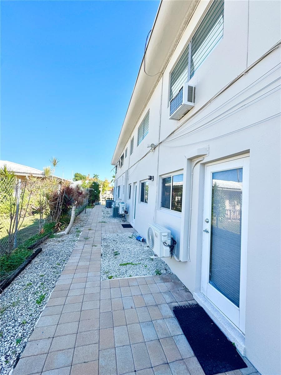 1601 SE 15 1B photo 12