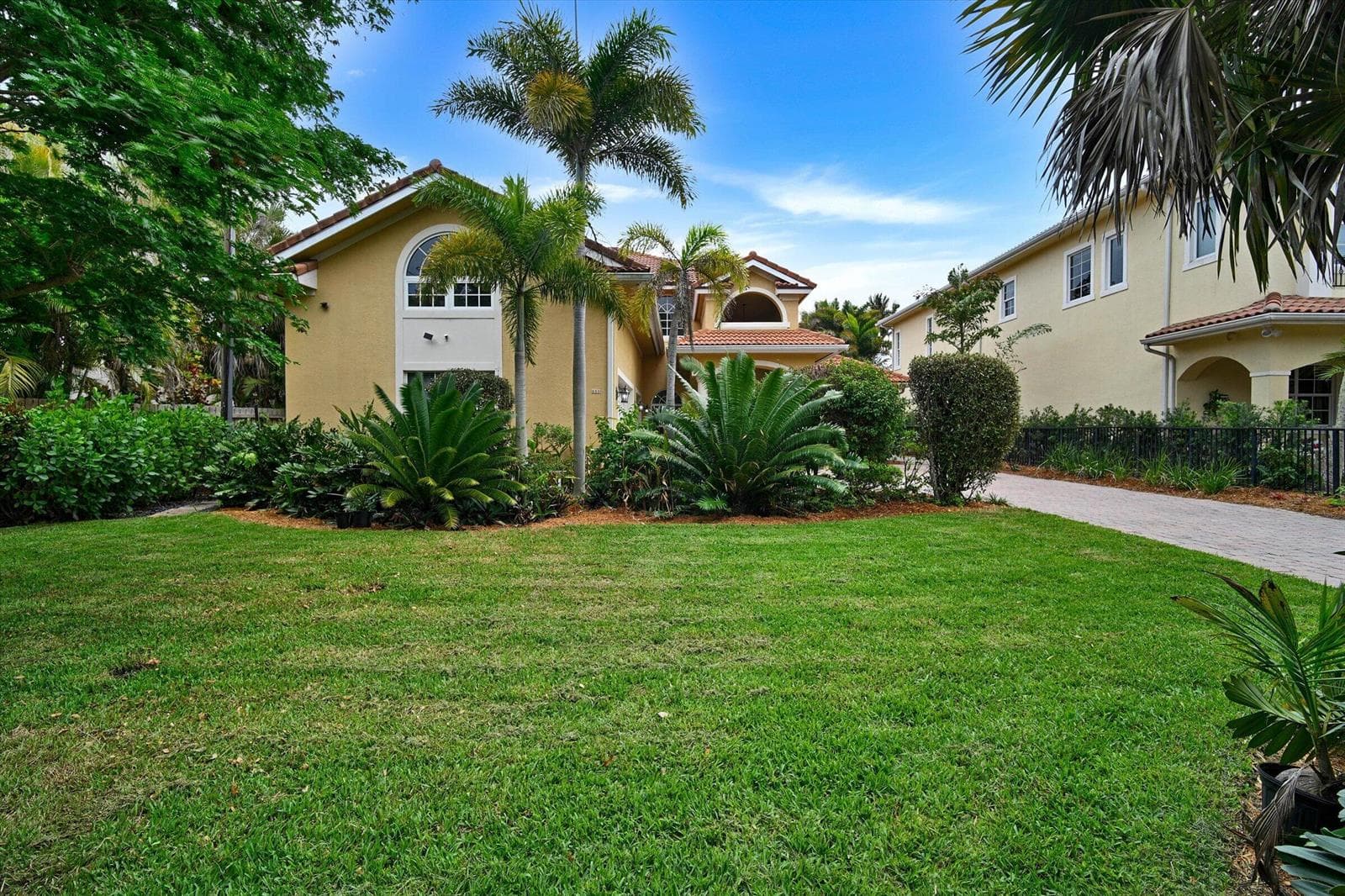 881 SE Saint Lucie Boulevard photo 2