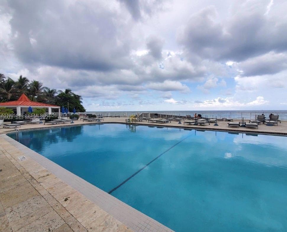 19201 Collins Ave 302 photo 4