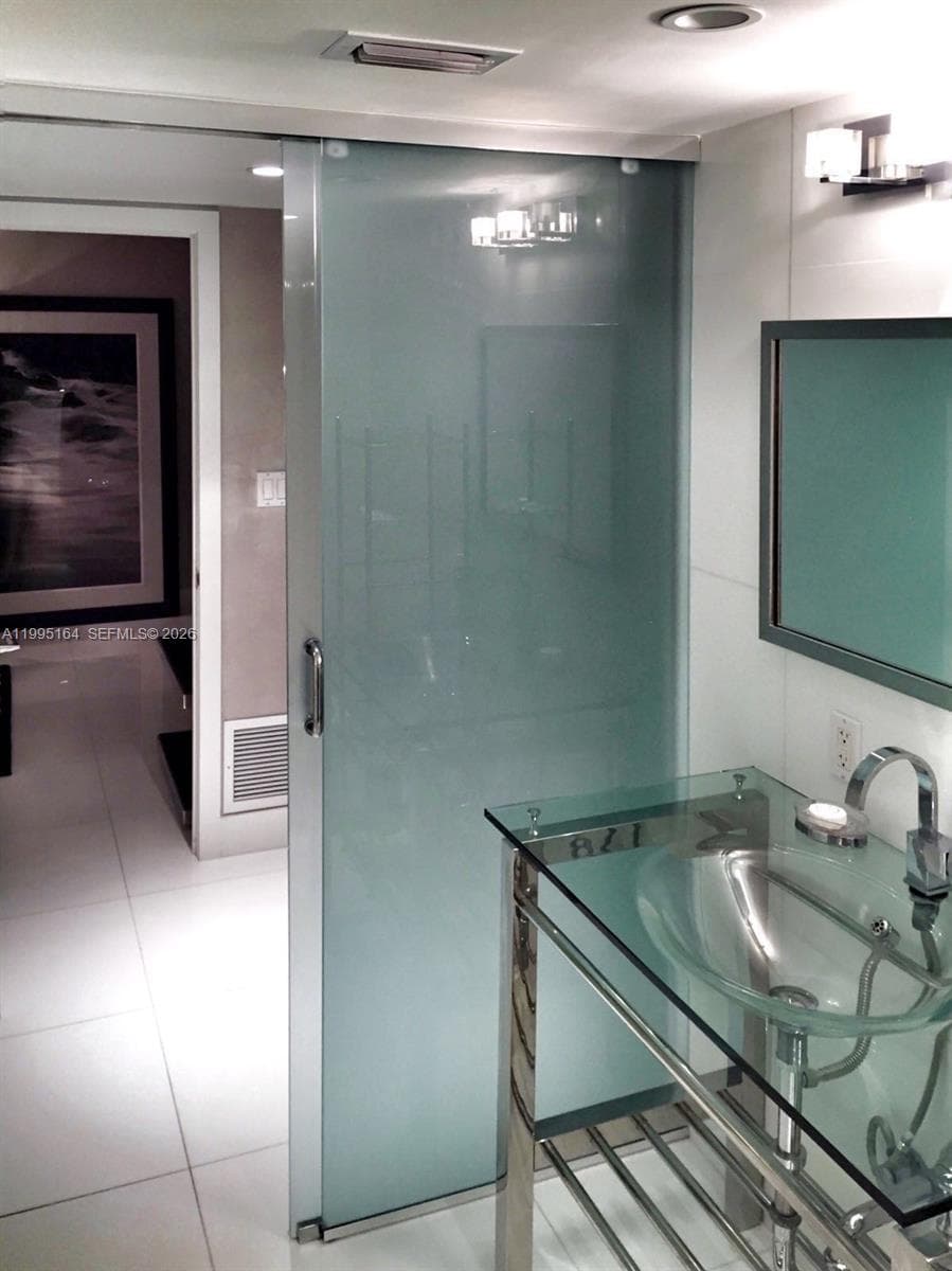 2301 Collins Ave 1507 photo 17