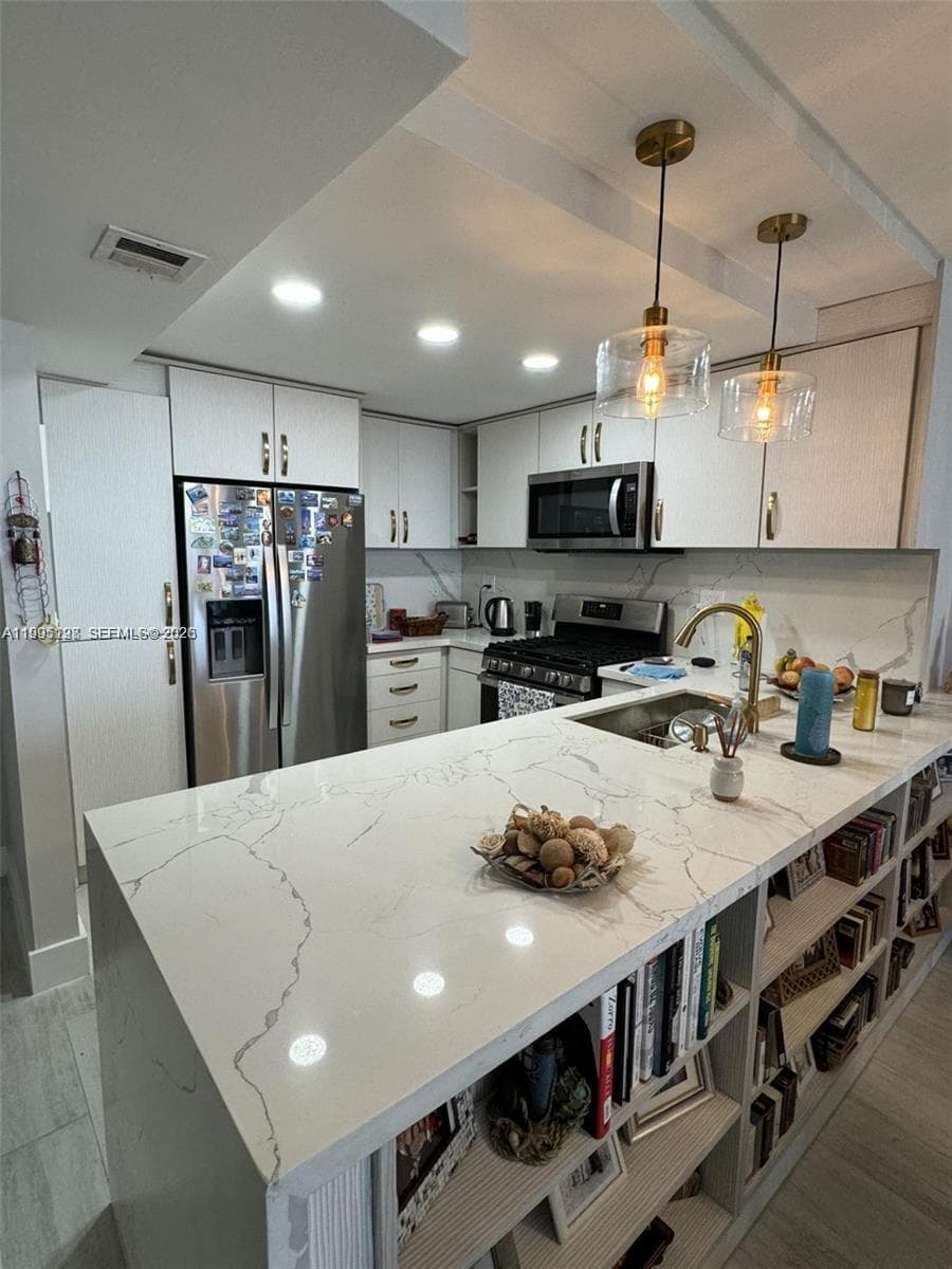 2030 Ocean Dr 815 photo 3