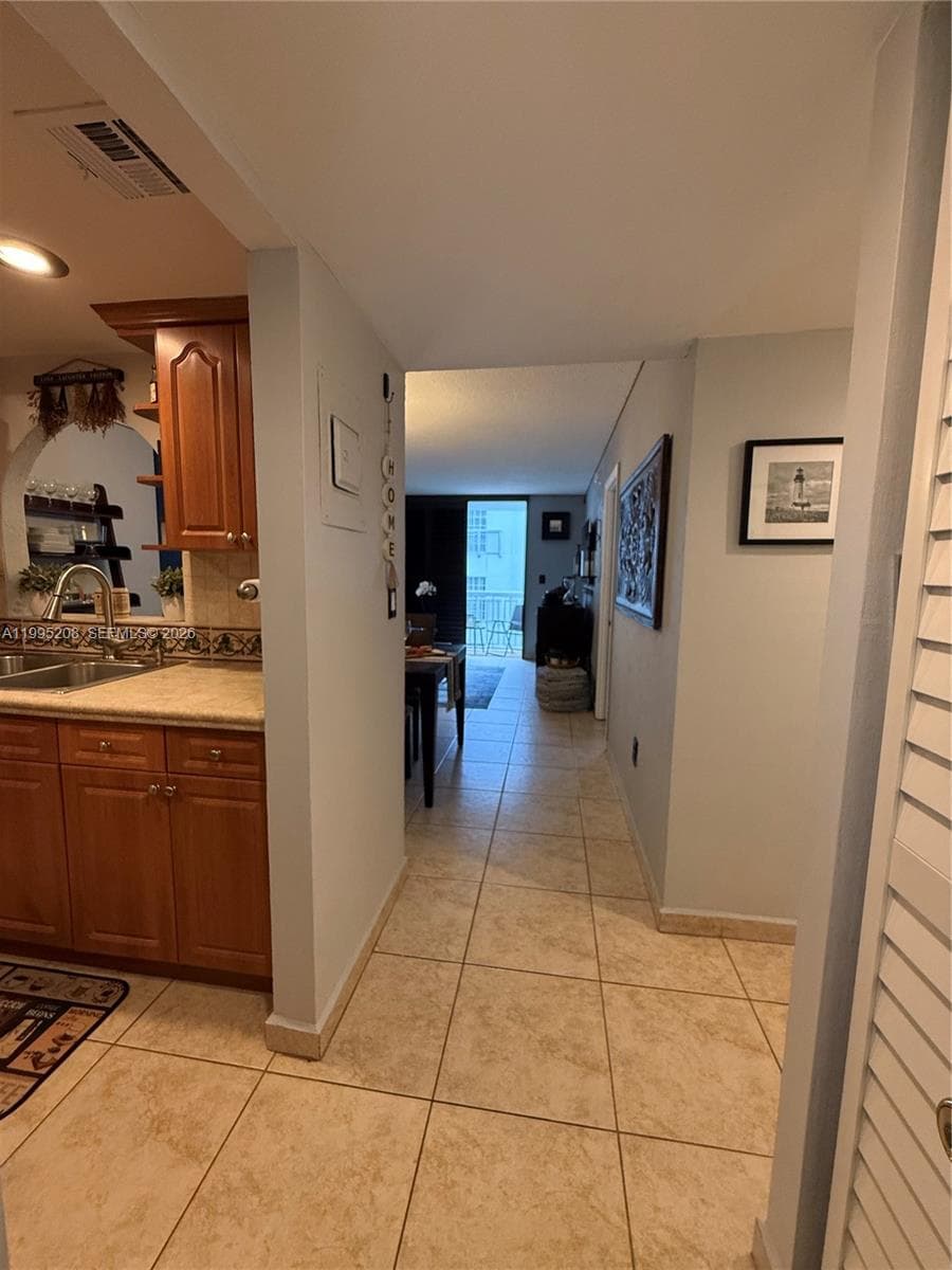 401 Ocean Dr 324 photo 2