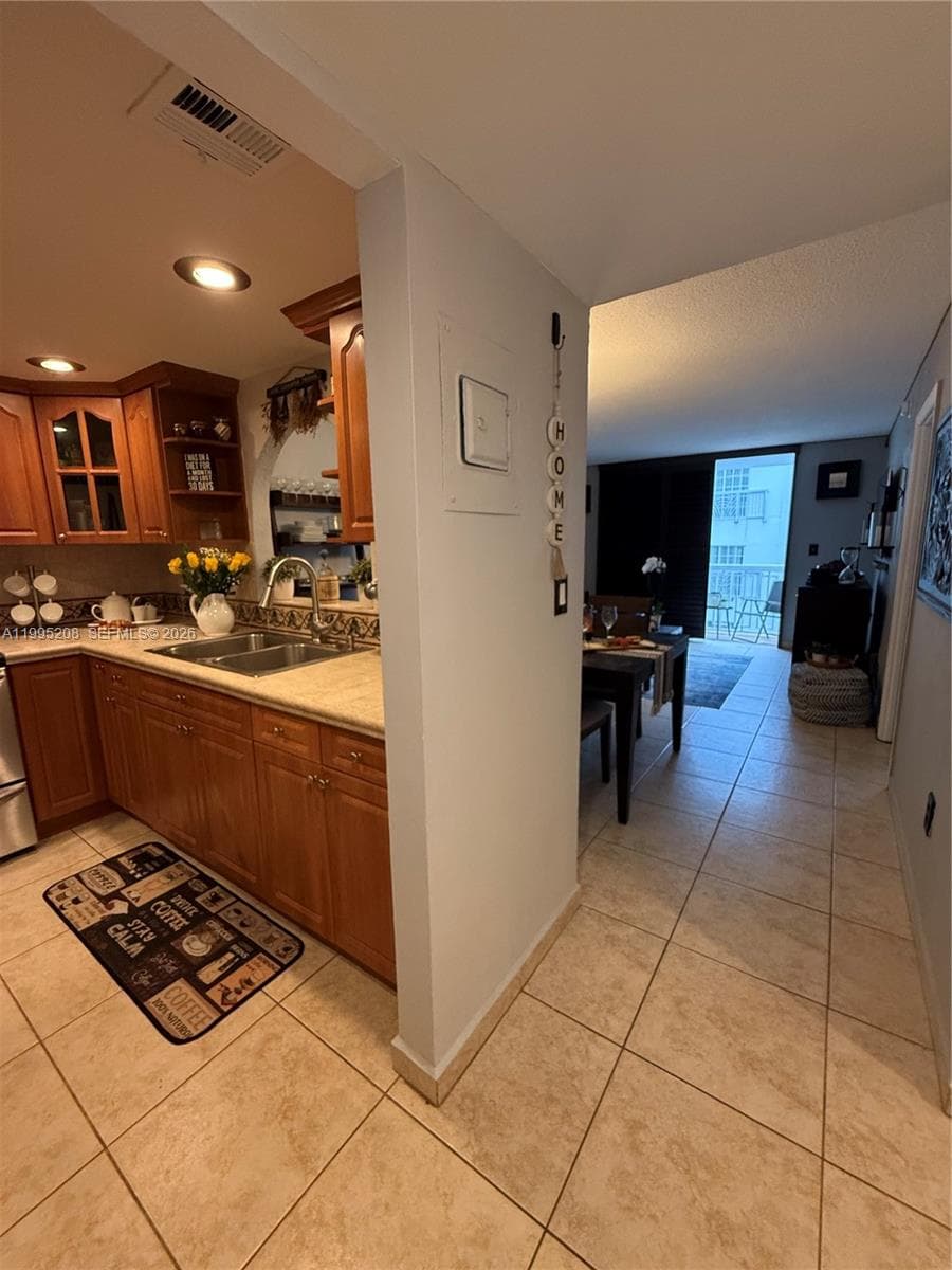 401 Ocean Dr 324 photo 3