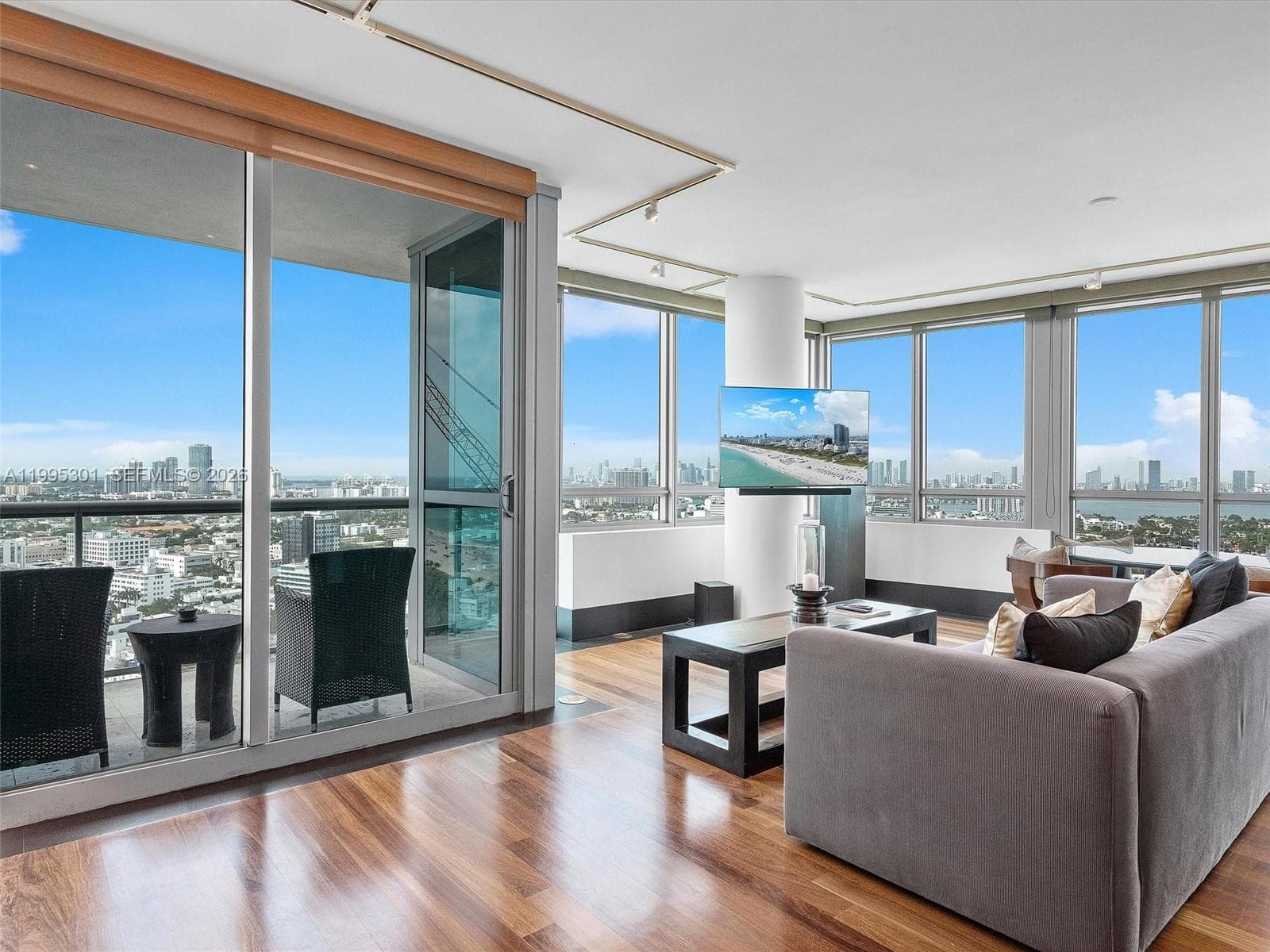 101 20th St 3302 photo 3