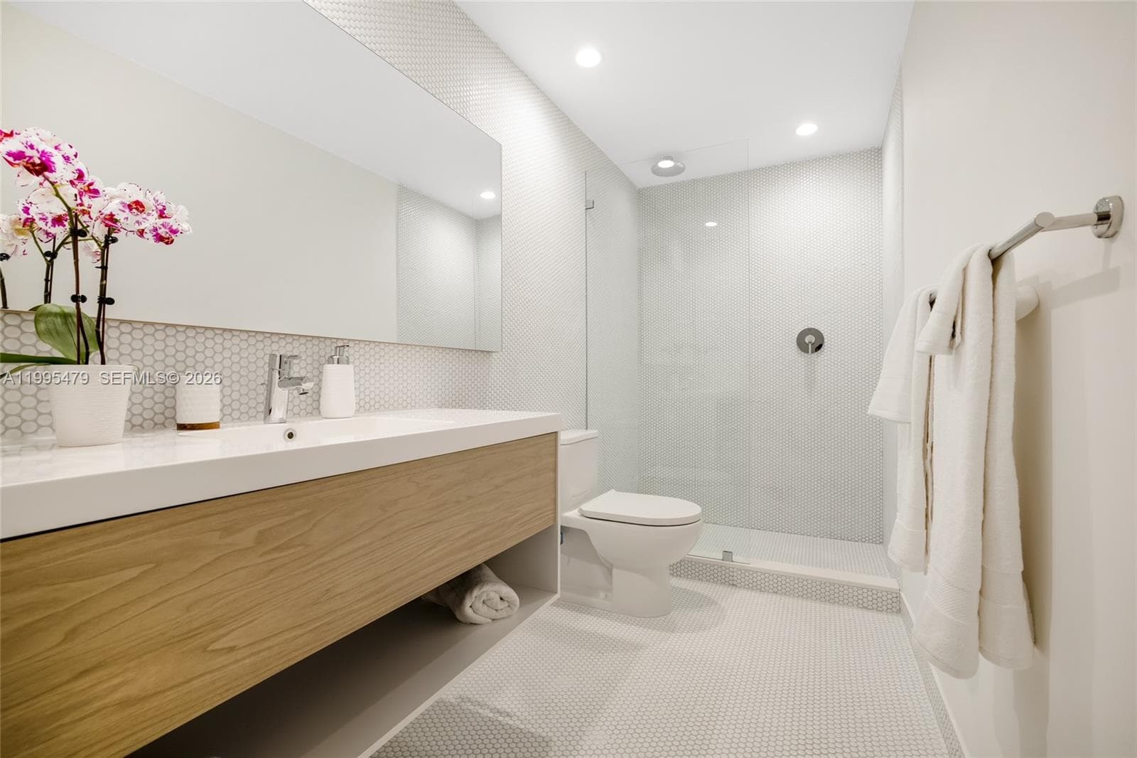 9881 E Bay Harbor Dr 401 photo 7
