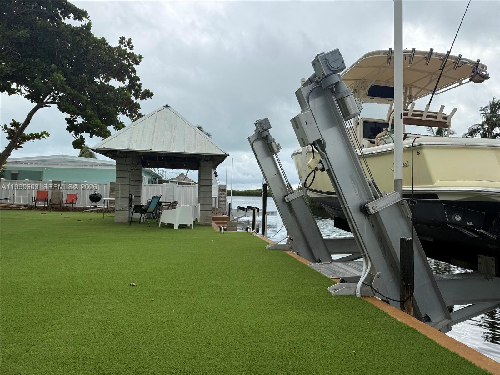 1126 Grand St photo 2