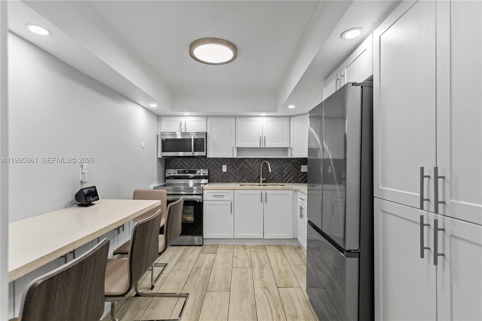 600 Parkview Dr 204 photo 17