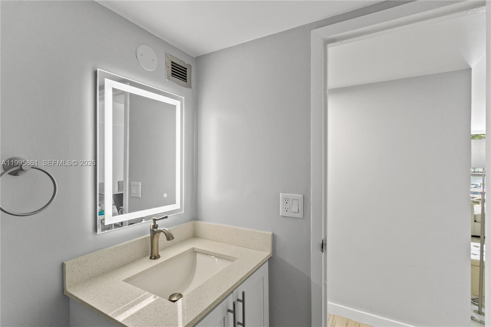 600 Parkview Dr 204 photo 16