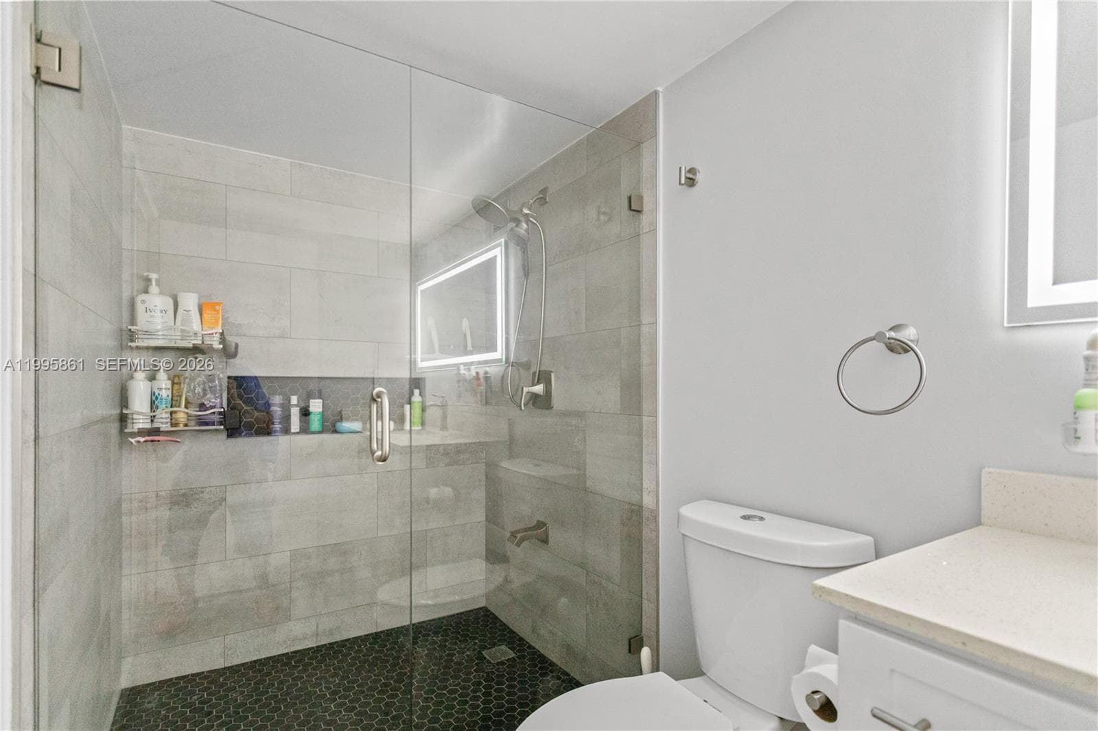 600 Parkview Dr 204 photo 22