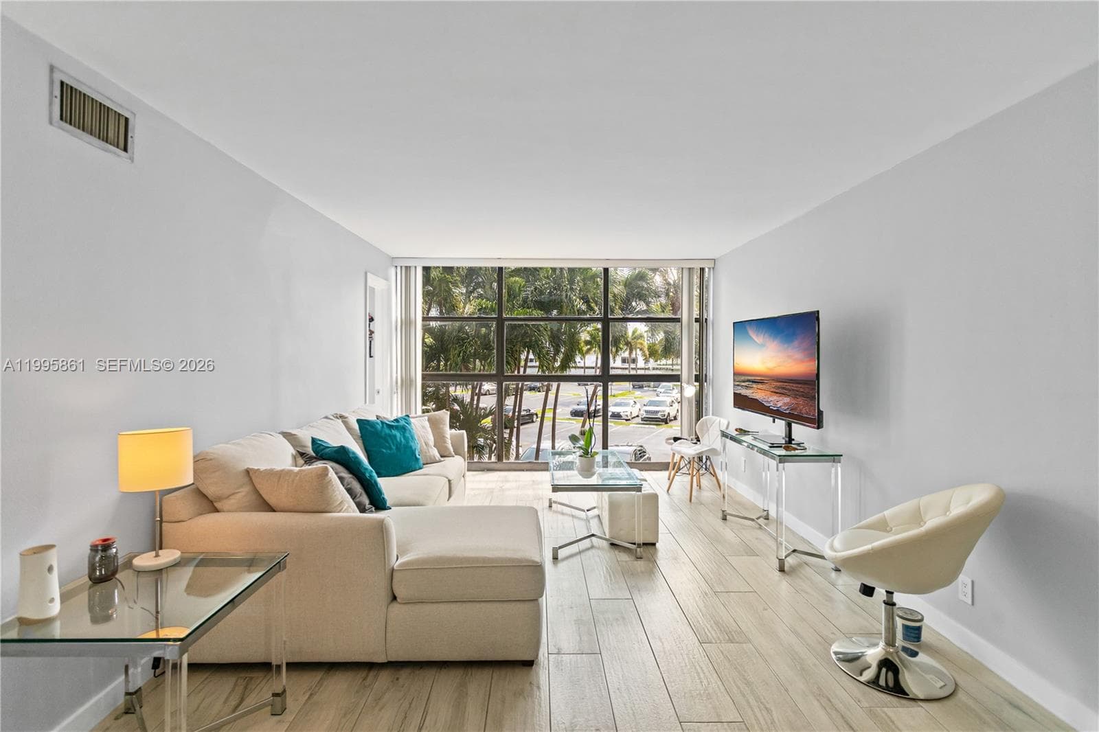 600 Parkview Dr 204 photo 3