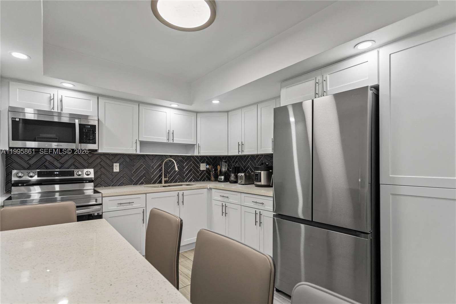 600 Parkview Dr 204 photo 18