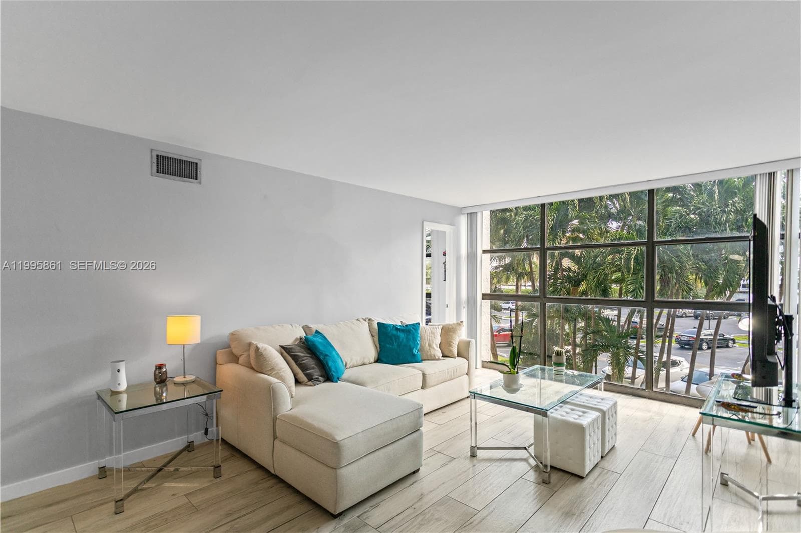 600 Parkview Dr 204 photo 4