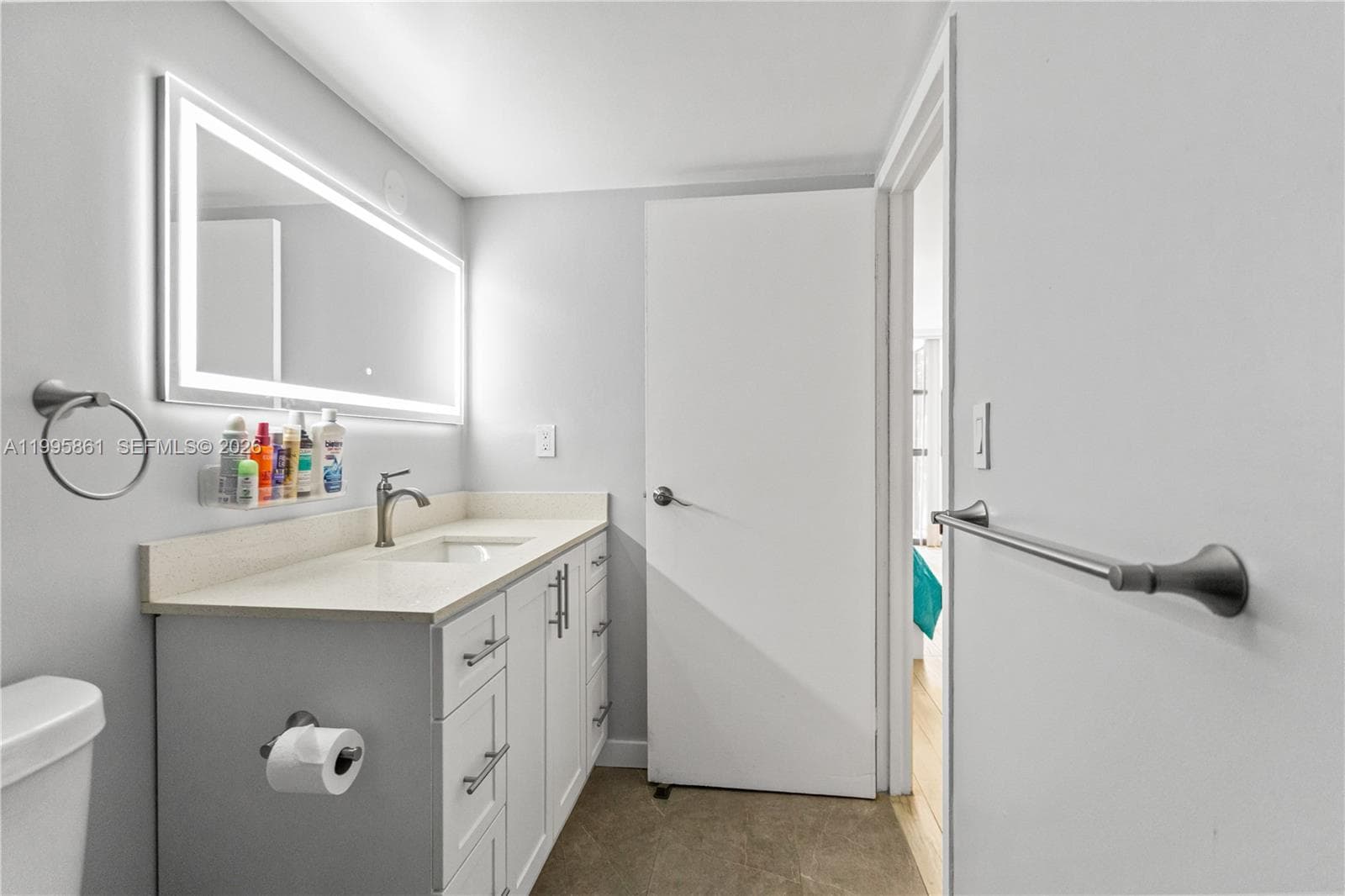 600 Parkview Dr 204 photo 21