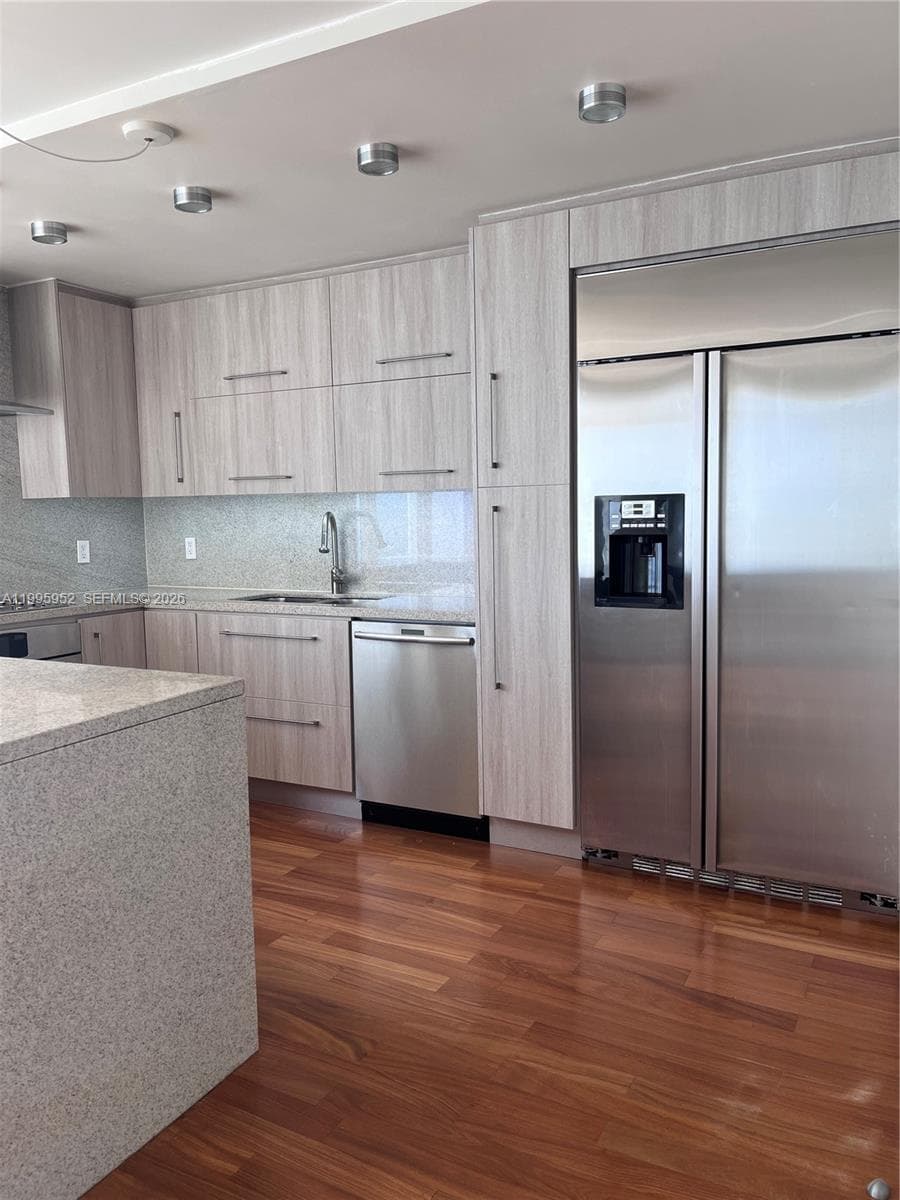 881 Ocean Dr 18B photo 4