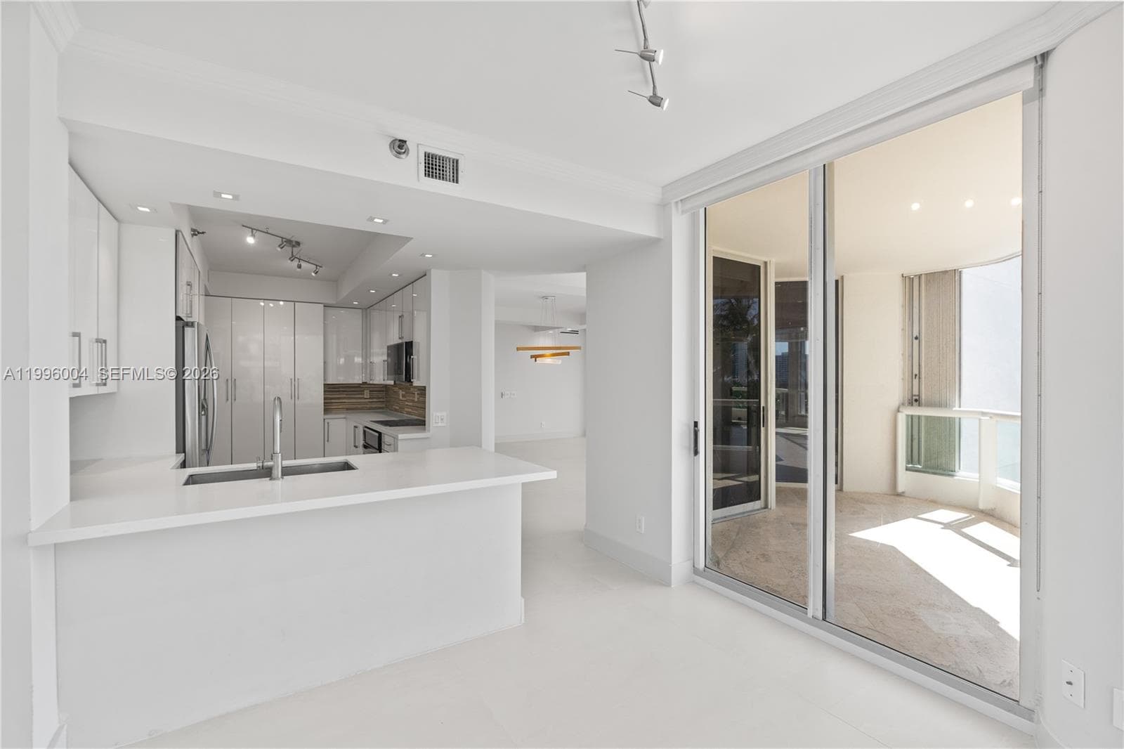 21150 Point Pl 701 photo 6
