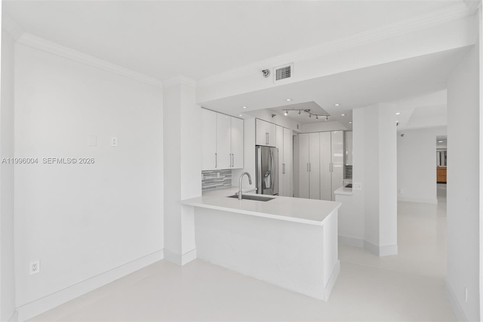 21150 Point Pl 701 photo 12
