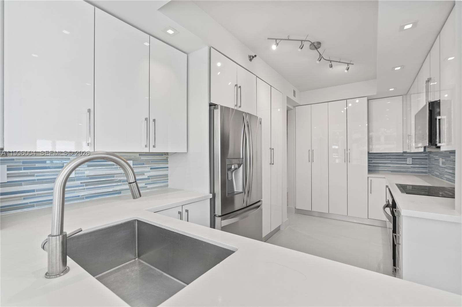 21150 Point Pl 701 photo 9