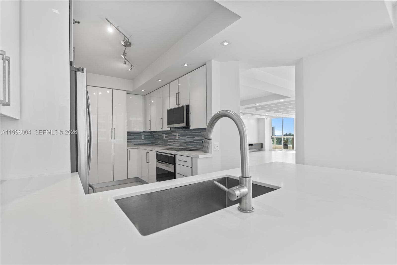 21150 Point Pl 701 photo 10