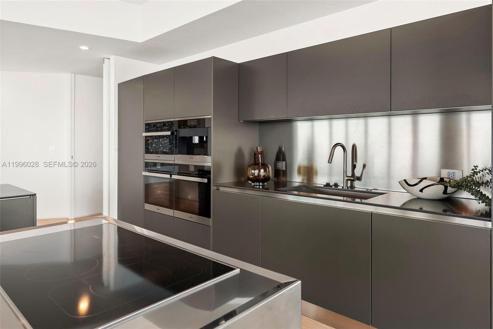 100 Pointe Dr 1906/07 photo 22