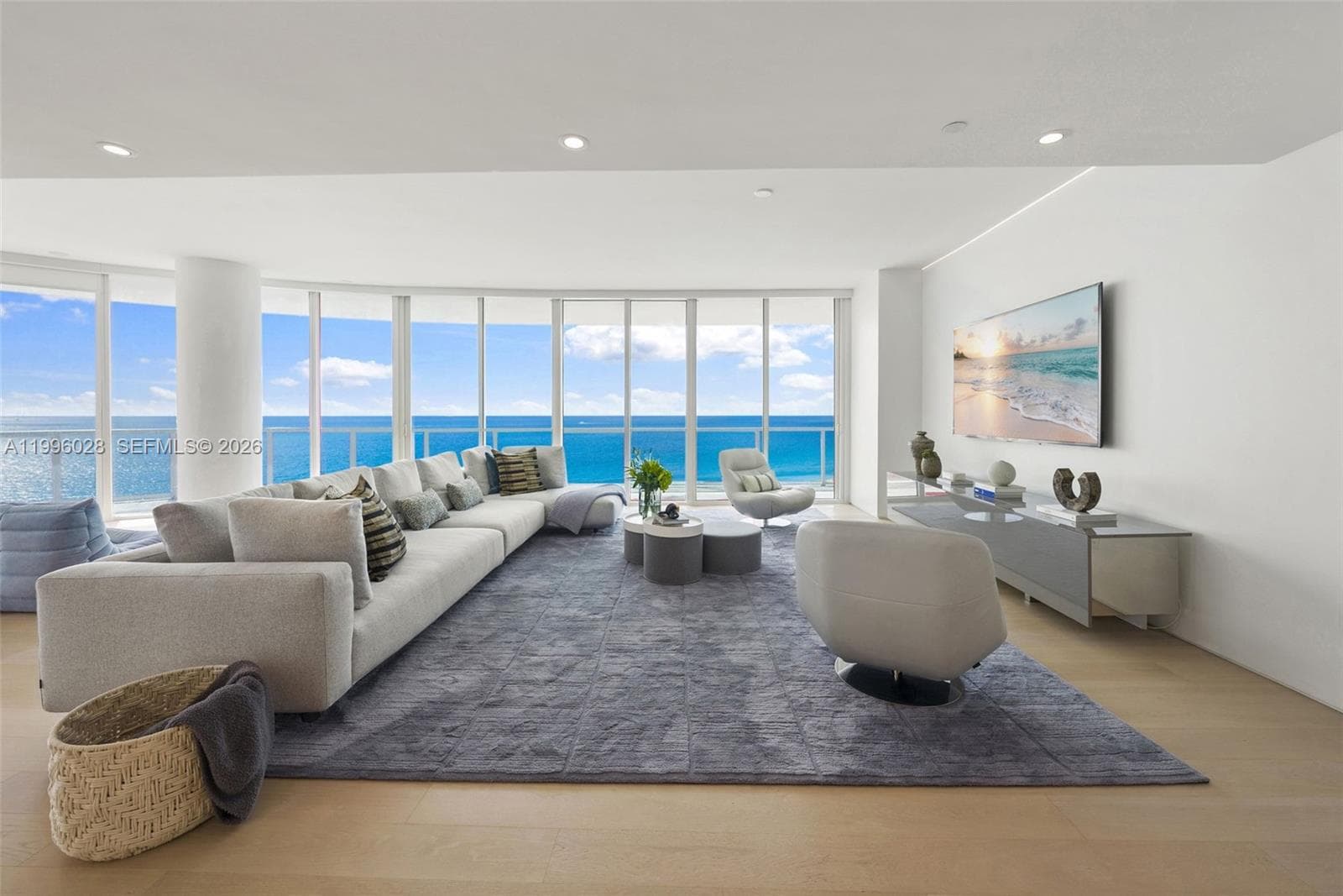 100 Pointe Dr 1906/07 photo 3