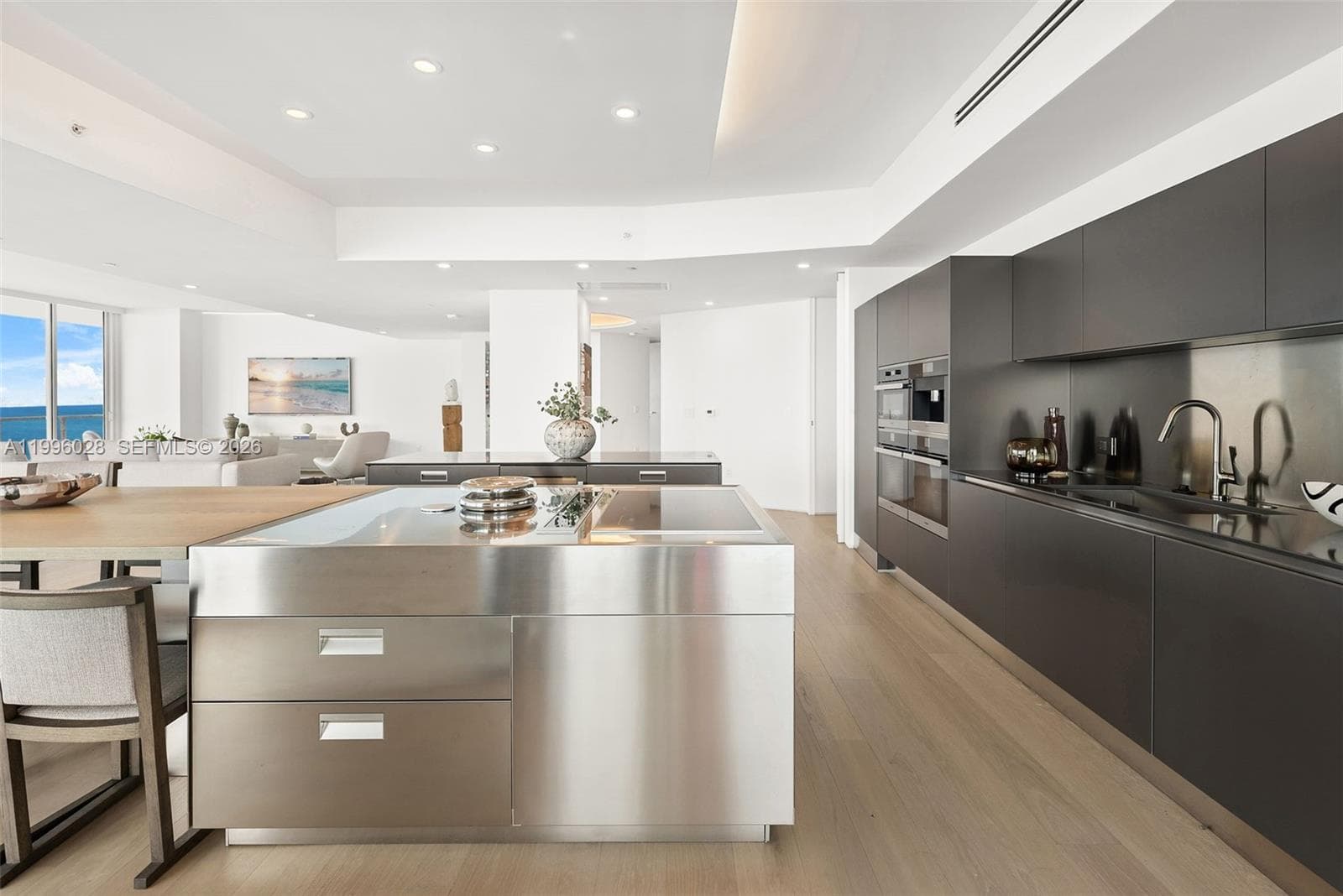 100 Pointe Dr 1906/07 photo 20