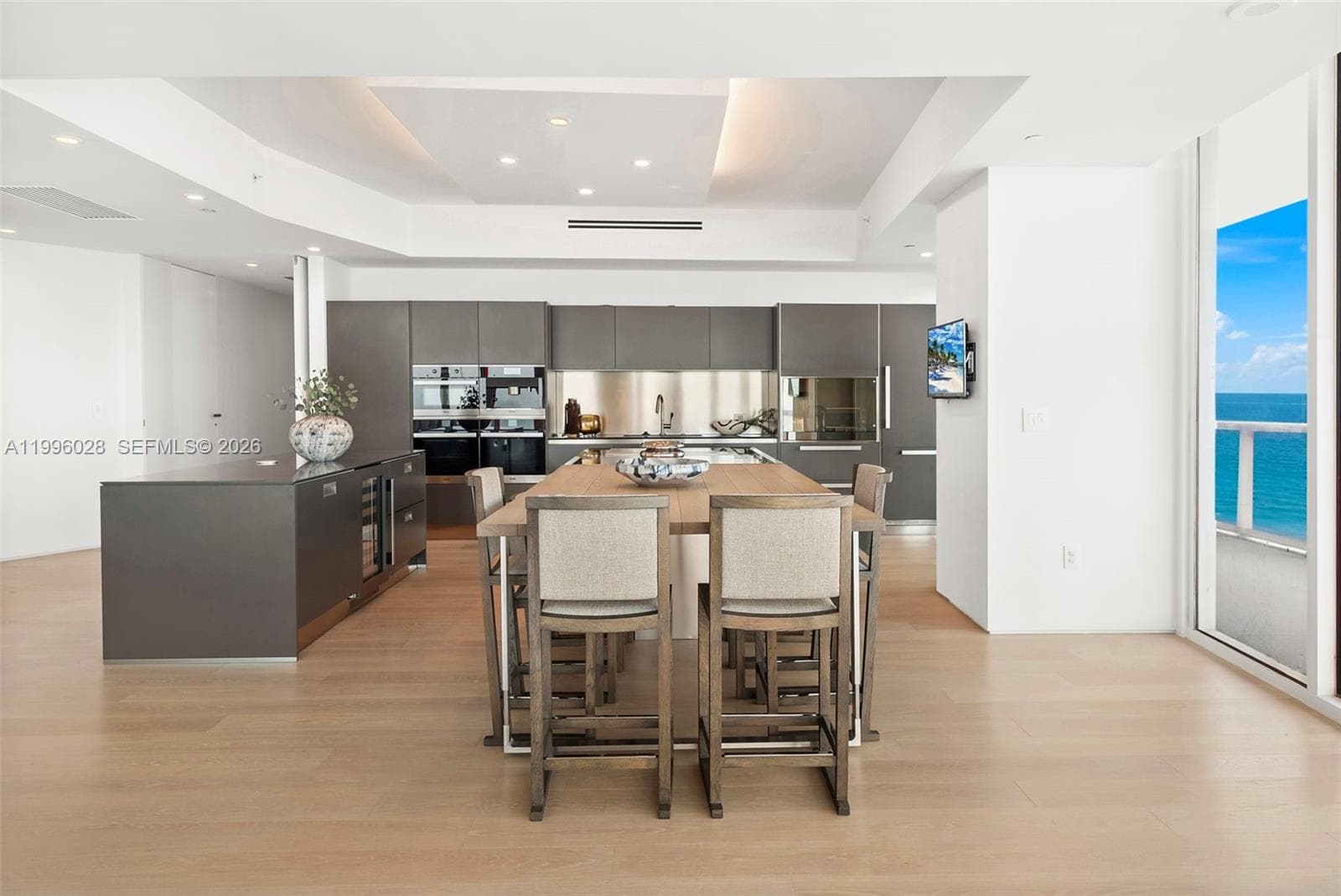 100 Pointe Dr 1906/07 photo 18