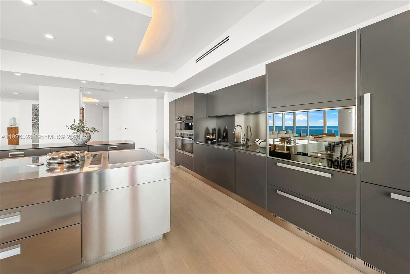 100 Pointe Dr 1906/07 photo 21