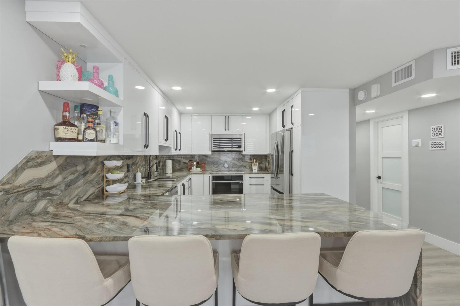 6039 Collins Avenue 609 photo 2